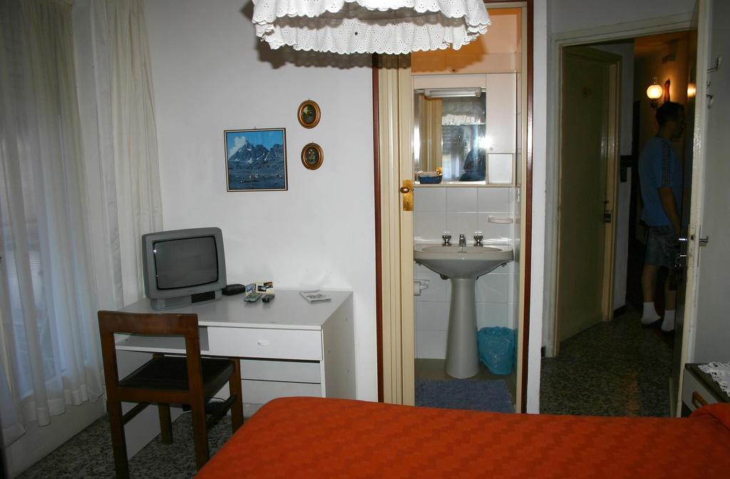 Albergo Martinet فيرنانتِّه الغرفة الصورة